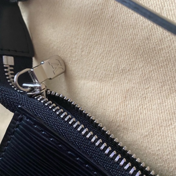 Authentic Louis Vuitton Epi Pochette - Picture 6 of 11